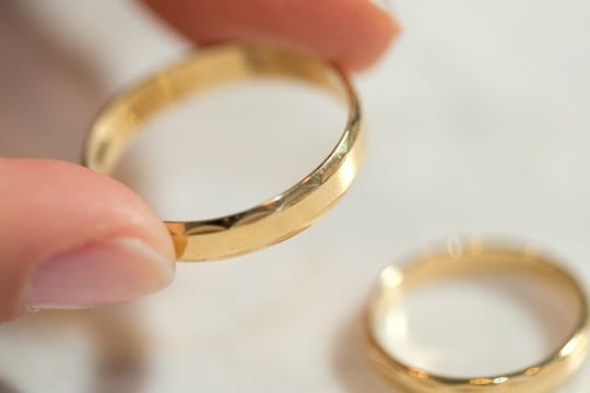 In den vergangenen Jahren haben Behörden jährlich etwa 400 Verdachtsfälle von Scheinehen aufgedeckt.