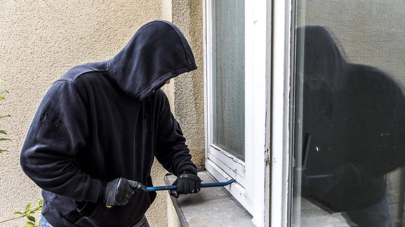 Vergesslich: Weil er sein Handy am Tatort vergaß, hat ein Dieb nach einem Einbruch in Köln ans Fenster seines Opfers geklopft. (Symbolbild)