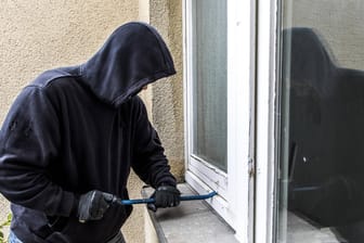 Vergesslich: Weil er sein Handy am Tatort vergaß, hat ein Dieb nach einem Einbruch in Köln ans Fenster seines Opfers geklopft. (Symbolbild)