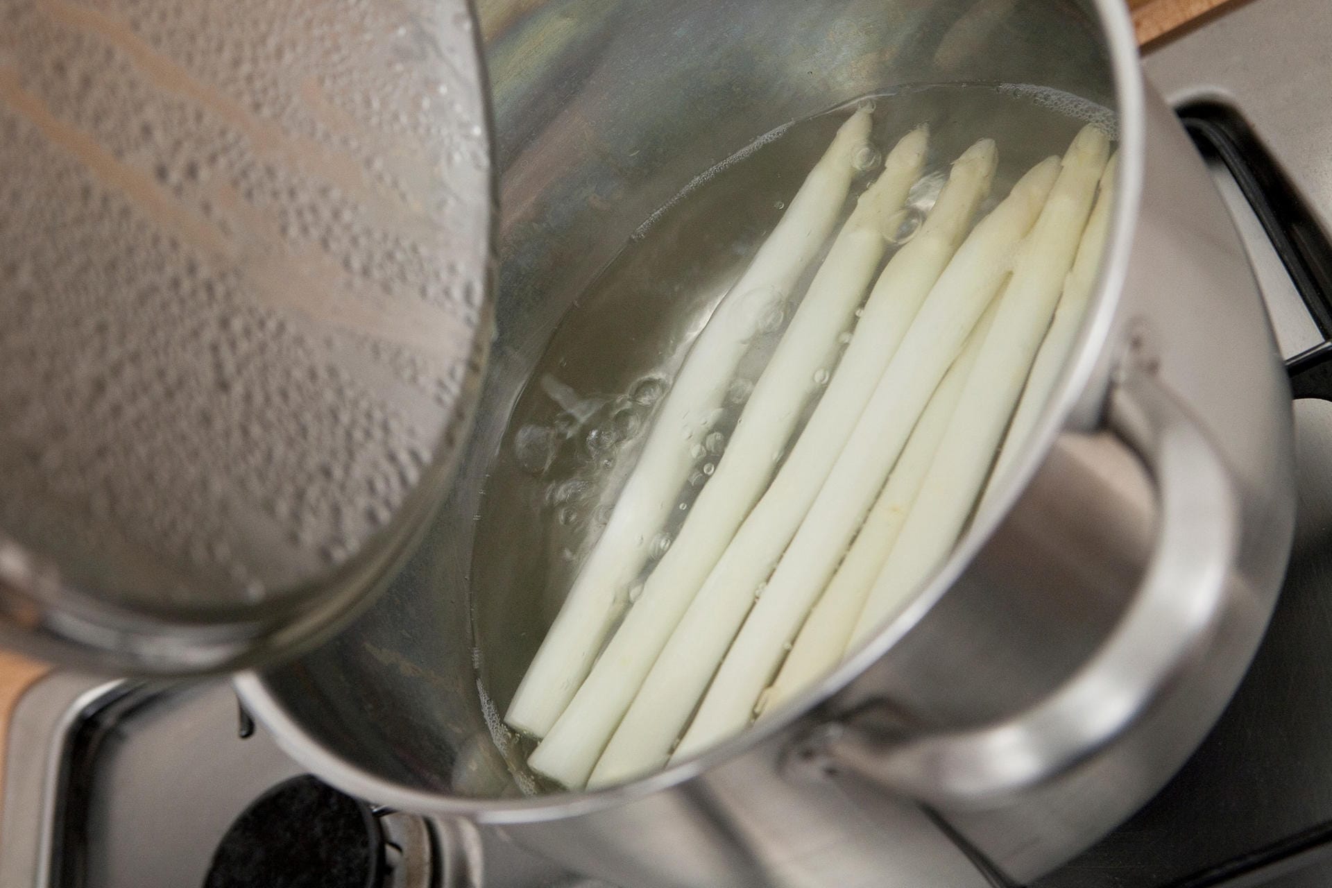 Spargel im Topf: Achten Sie darauf, wenn Sie Spargel kochen, unter dem Siedepunkt zu bleiben.