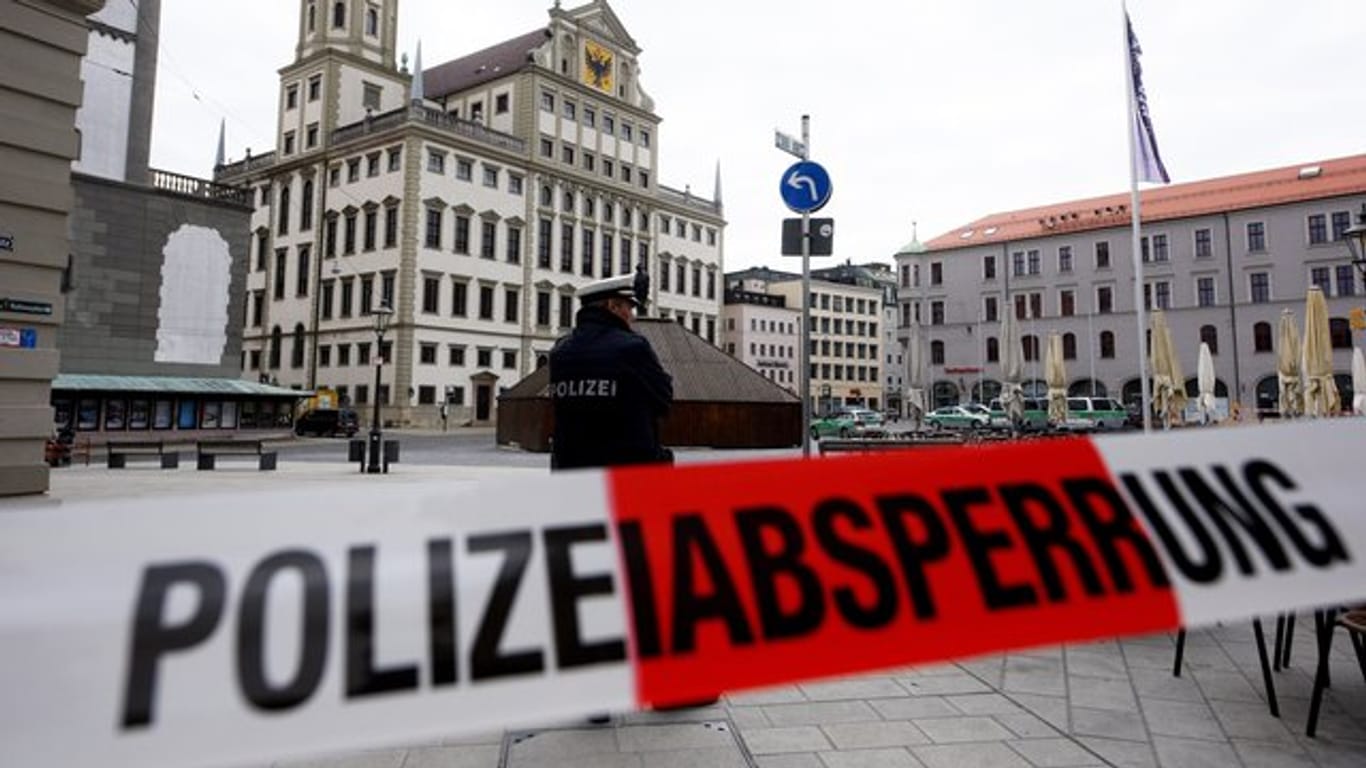 Polizisten sperren den Rathausplatz in Augsburg.
