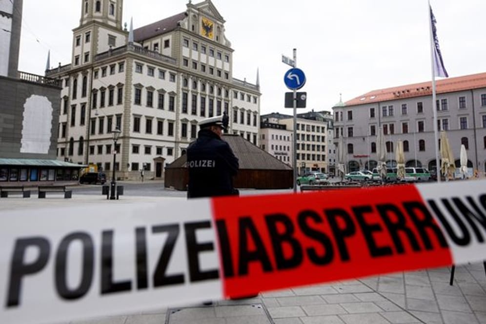 Polizisten sperren den Rathausplatz in Augsburg.
