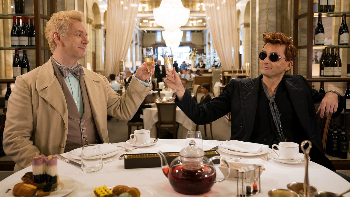 Michael Sheen (l) als Engel Erziraphael und David Tennant als Dämon Crowley in einer Szene der Comedy-Serie "Good Omens".