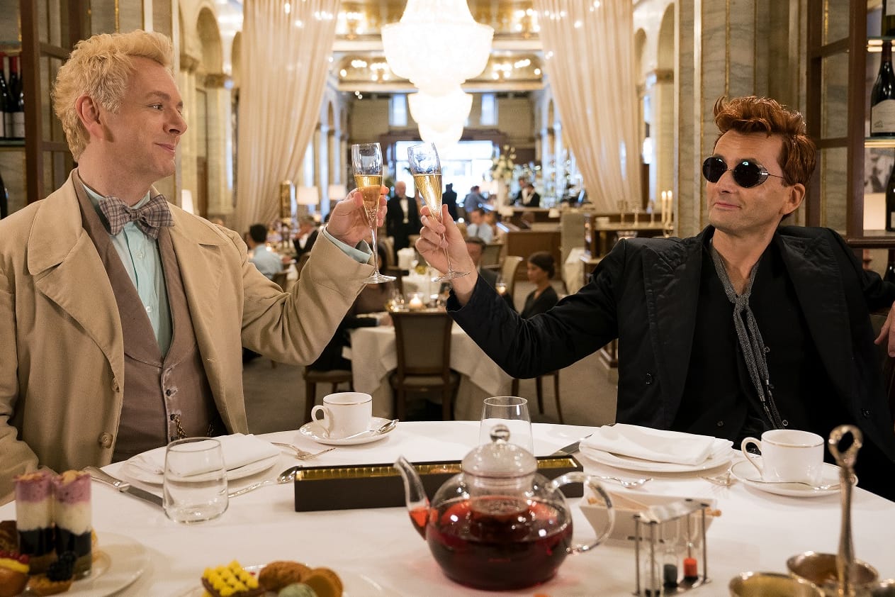 Michael Sheen (l) als Engel Erziraphael und David Tennant als Dämon Crowley in einer Szene der Comedy-Serie "Good Omens".