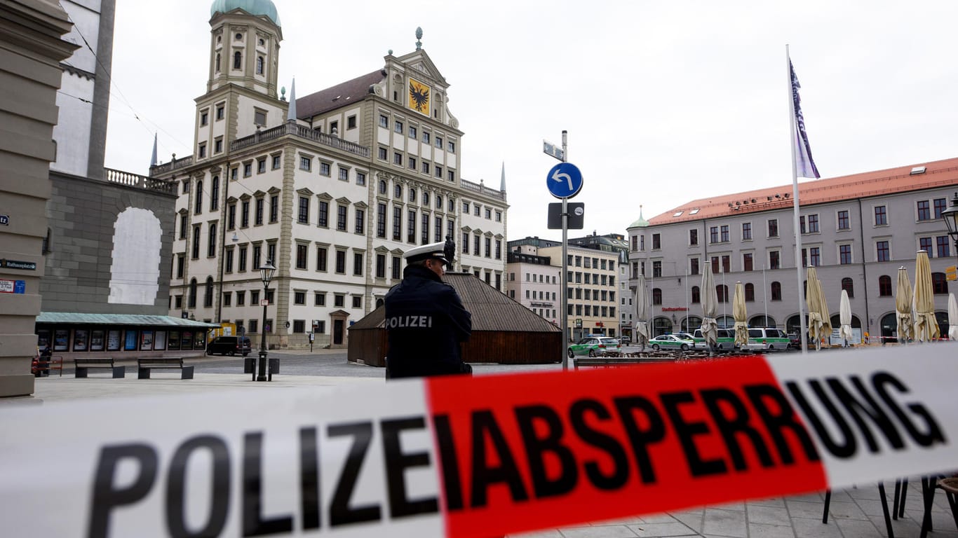 Polizeieinsatz vor dem Augsburger Rathaus: In mehreren Städten wurden die Rathäuser nach Bombendrohungen geräumt.