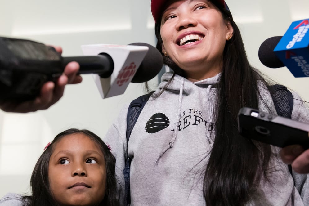 Vanessa Rodel und ihre siebenjährige Tochter nach ihrer Ankunft am Flughafen in Toronto. Kanada hat der Snowden-Helferin Asyl gewährt.