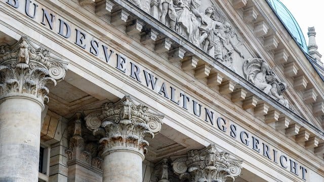 Das Bundesverwaltungsgericht Leipzig entscheidet über die Übernahme von zusätzlichen Polizeikosten bei Hochrisikospielen. Das Bundesverwaltungsgericht Leipzig entscheidet über die Übernahme von zusätzlichen Polizeikosten bei Hochrisikospielen.