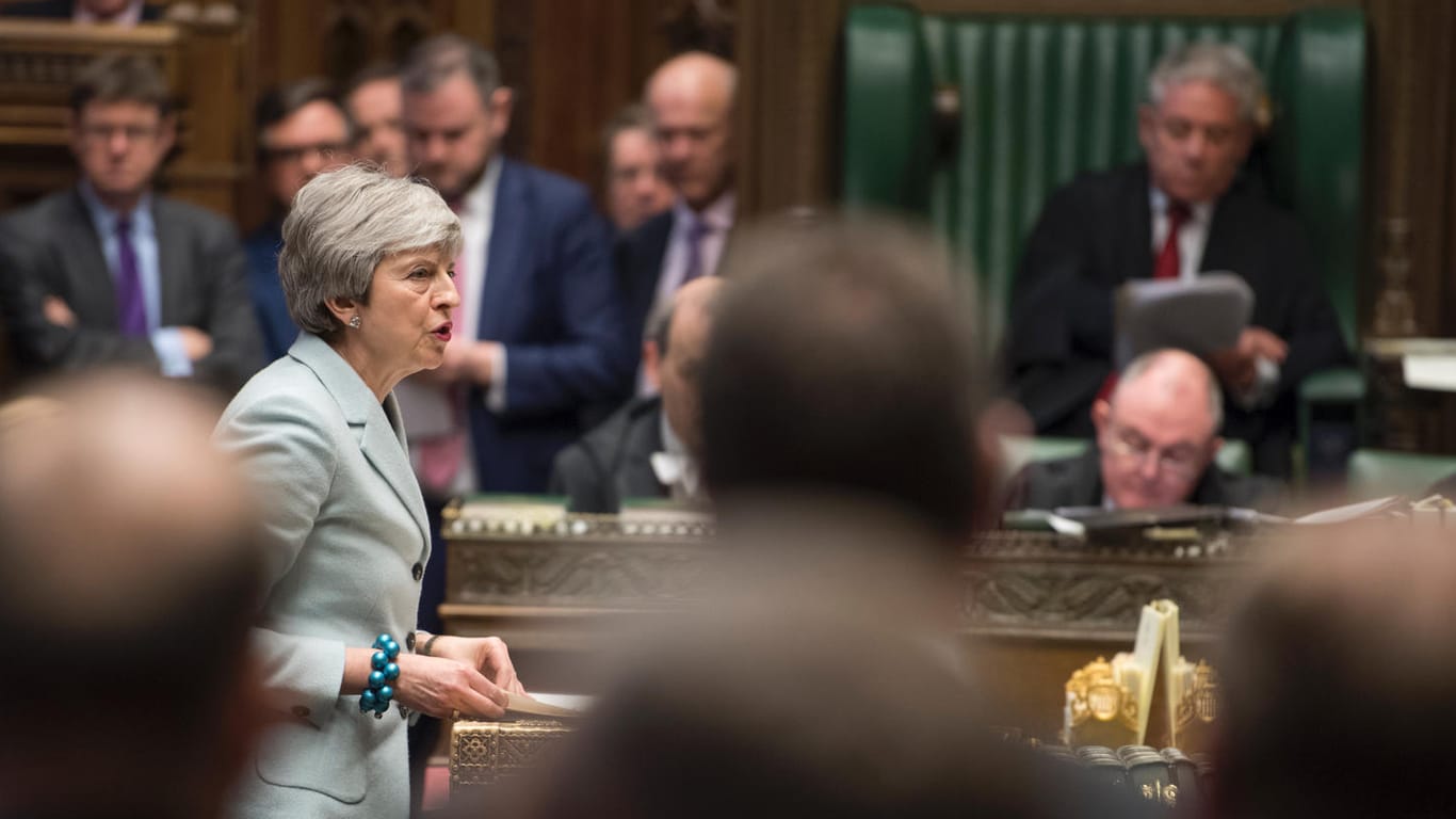 Premierministerin Theresa May gibt im britischen Unterhaus eine Erklärung zum Brexit ab. Eine Mehrheit für ihren Brexit-Deal sieht noch immer nicht.