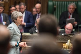 Premierministerin Theresa May gibt im britischen Unterhaus eine Erklärung zum Brexit ab. Eine Mehrheit für ihren Brexit-Deal sieht noch immer nicht.