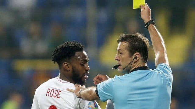 Nachdem Danny Rose die Gelbe Karte gesahen hatte, soll er rassistisch beleidigt worden sein.