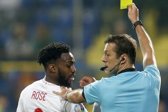 Nachdem Danny Rose die Gelbe Karte gesahen hatte, soll er rassistisch beleidigt worden sein.