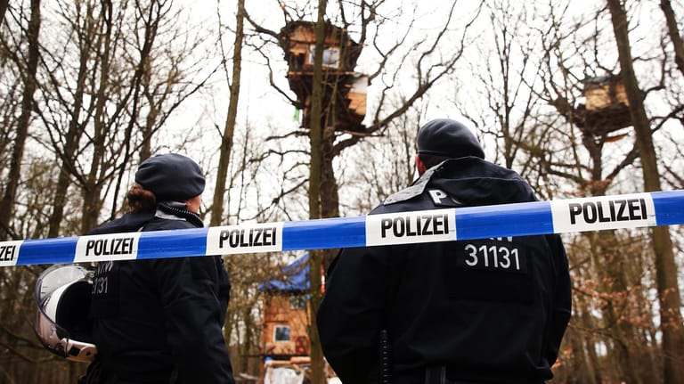 Hambacher Forst: Ein mutmaßlicher Fäkalienwurf hat einen erneuten Polizeieinsatz ausgelöst.