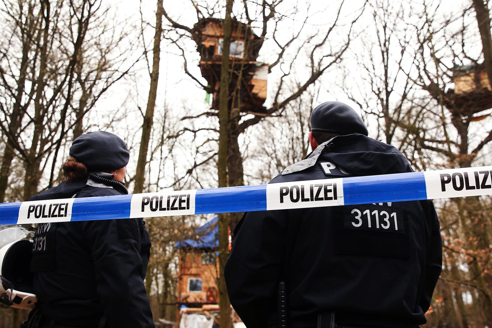 Hambacher Forst: Ein mutmaßlicher Fäkalienwurf hat einen erneuten Polizeieinsatz ausgelöst.