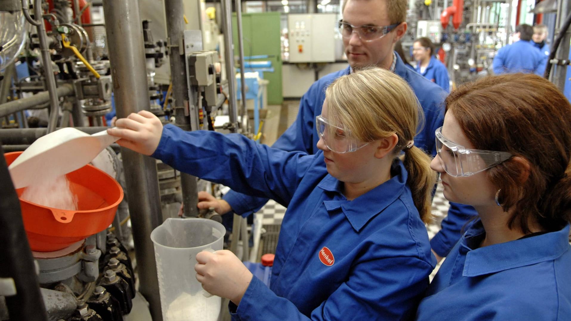 Schülerinnen sollen am Girls' Day in Berufe reinschnuppern, in denen bisher nur wenige Frauen arbeiten. (Symbolfoto)