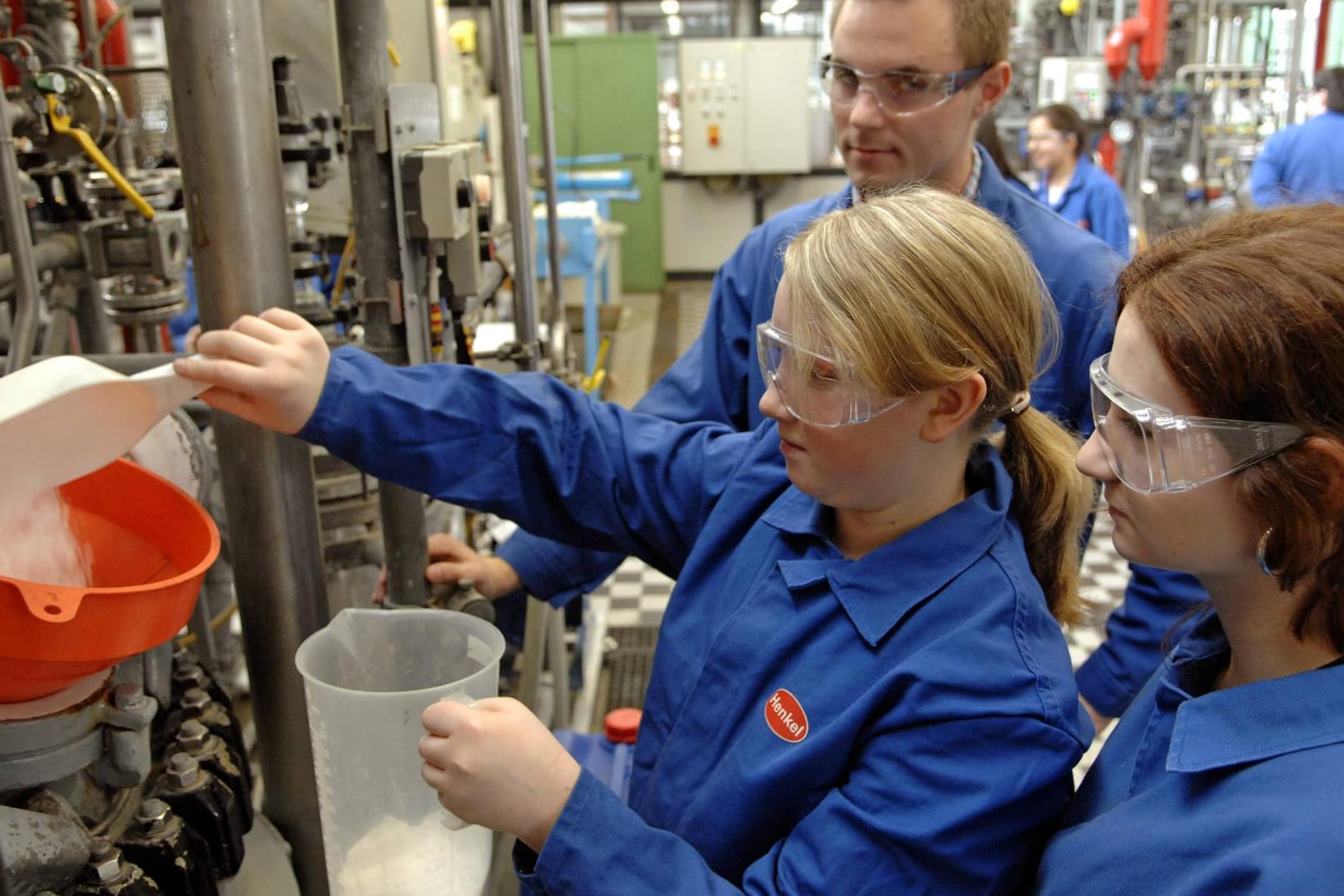 Schülerinnen sollen am Girls' Day in Berufe reinschnuppern, in denen bisher nur wenige Frauen arbeiten. (Symbolfoto)