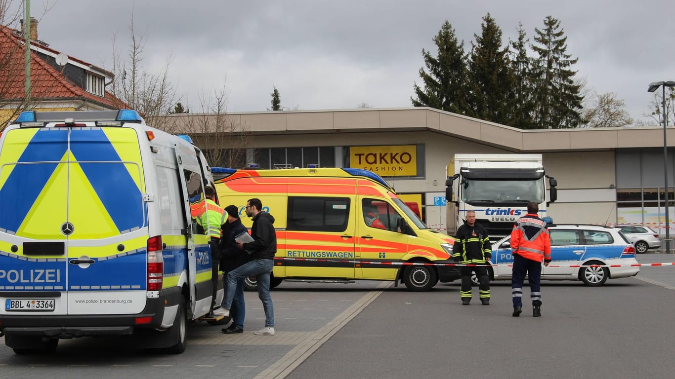 Dallgow-Döberitz, Brandenburg: Polizei und Rettungskräfte auf dem Parkplatz, auf dem ein Mann von einem Lkw überrollt und getötet wurde.