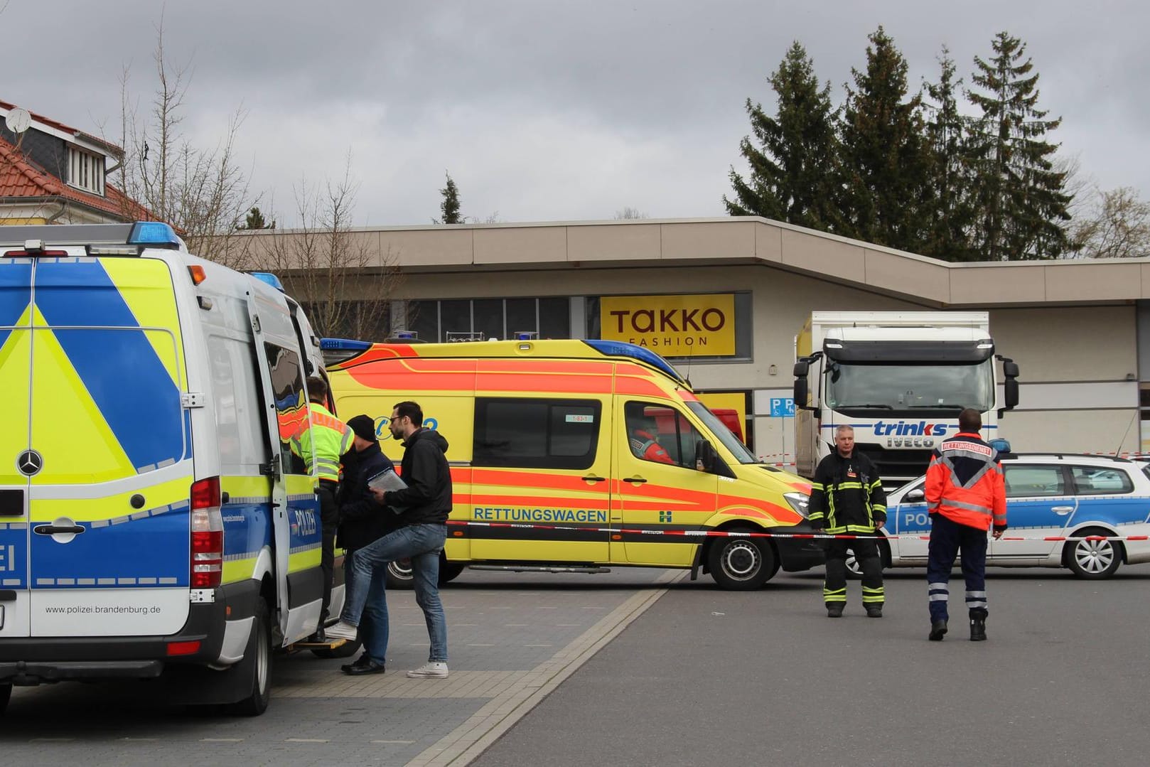 Dallgow-Döberitz, Brandenburg: Polizei und Rettungskräfte auf dem Parkplatz, auf dem ein Mann von einem Lkw überrollt und getötet wurde.