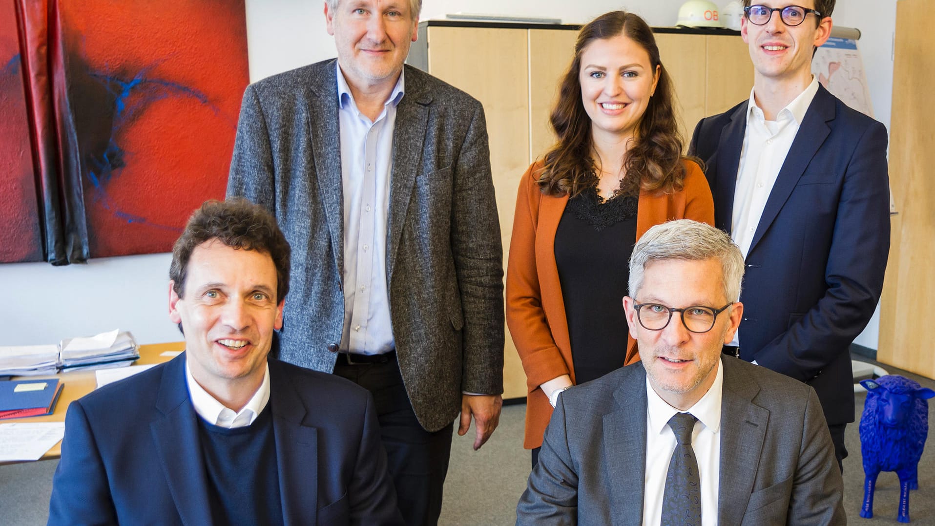 Professor Lars Meierling, Stefan Keßen, Leiter Personal und Organisation der Stadt Hagen, Marie-Christine Herbst, wissenschaftliche Mitarbeiterin, OB Erik O. Schulz und Professor Johannes Emmerich bei der Vertragsunterzeichnung.