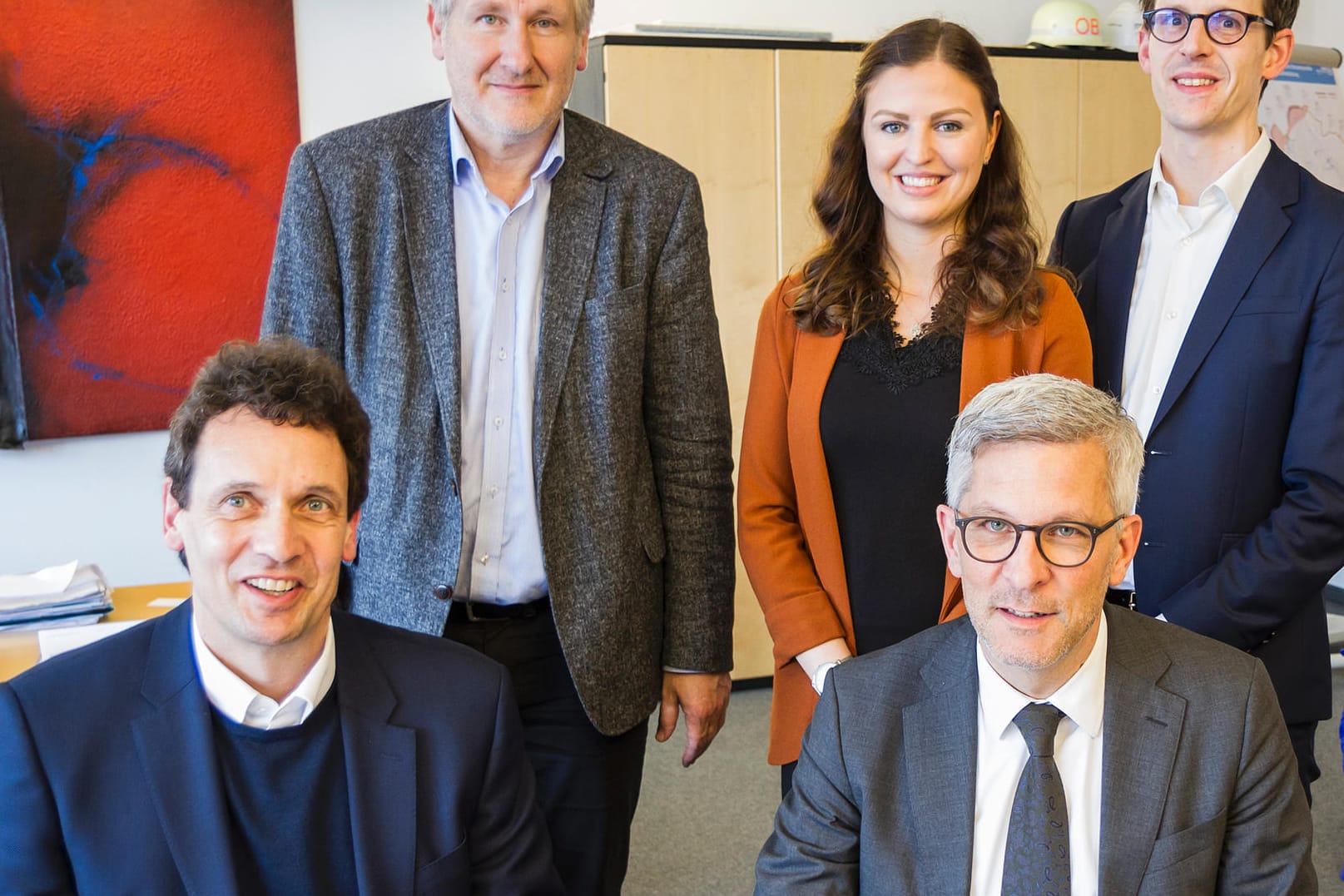 Professor Lars Meierling, Stefan Keßen, Leiter Personal und Organisation der Stadt Hagen, Marie-Christine Herbst, wissenschaftliche Mitarbeiterin, OB Erik O. Schulz und Professor Johannes Emmerich bei der Vertragsunterzeichnung.