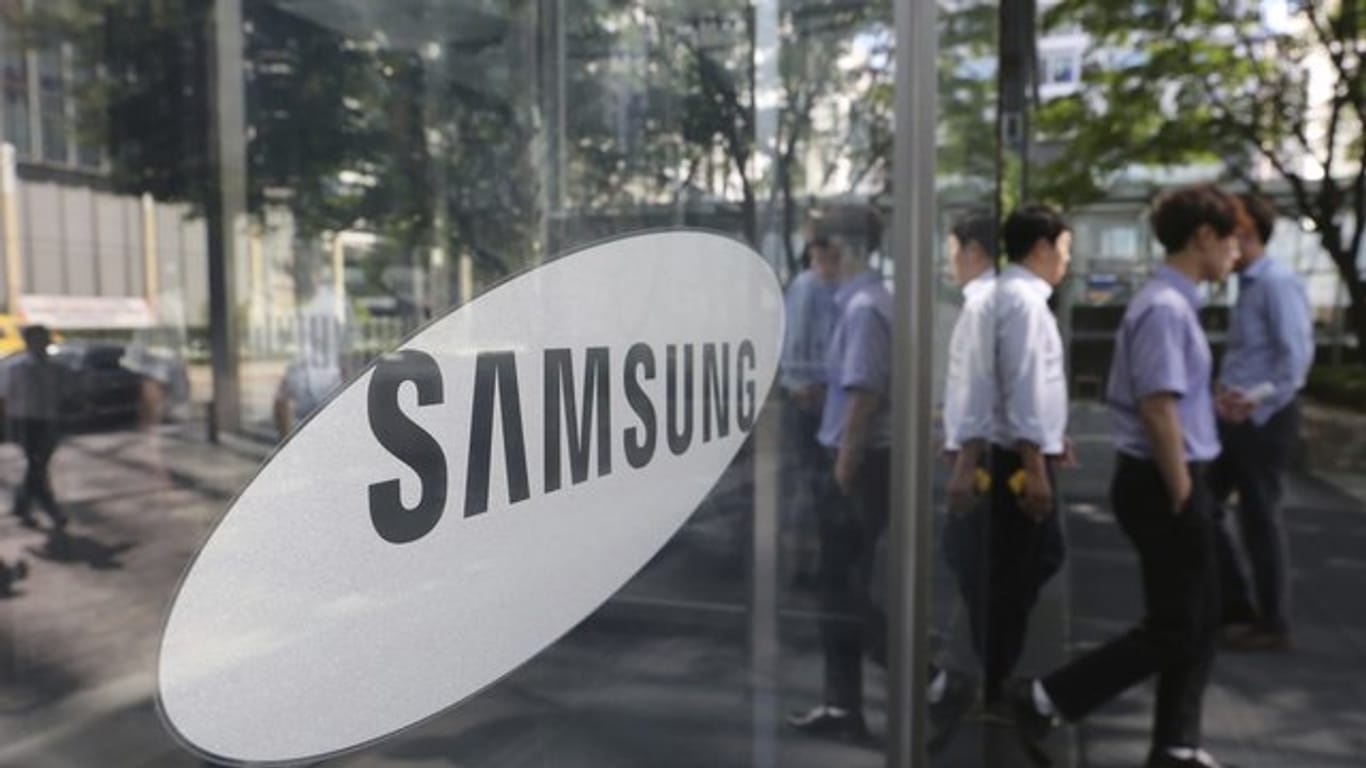 Im Geschäft mit Displays und Smartphones hat es Samsung wiederum mit wachsender Konkurrenz aus China zu tun.