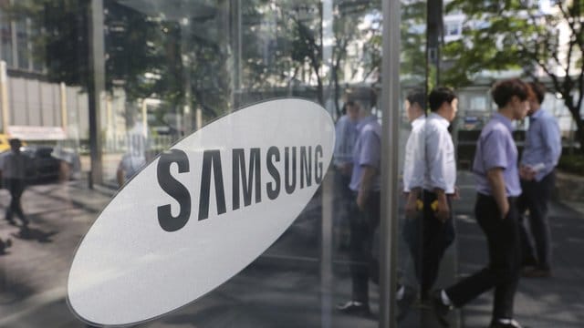 Im Geschäft mit Displays und Smartphones hat es Samsung wiederum mit wachsender Konkurrenz aus China zu tun. Im Geschäft mit Displays und Smartphones hat es Samsung wiederum mit wachsender Konkurrenz aus China zu tun.