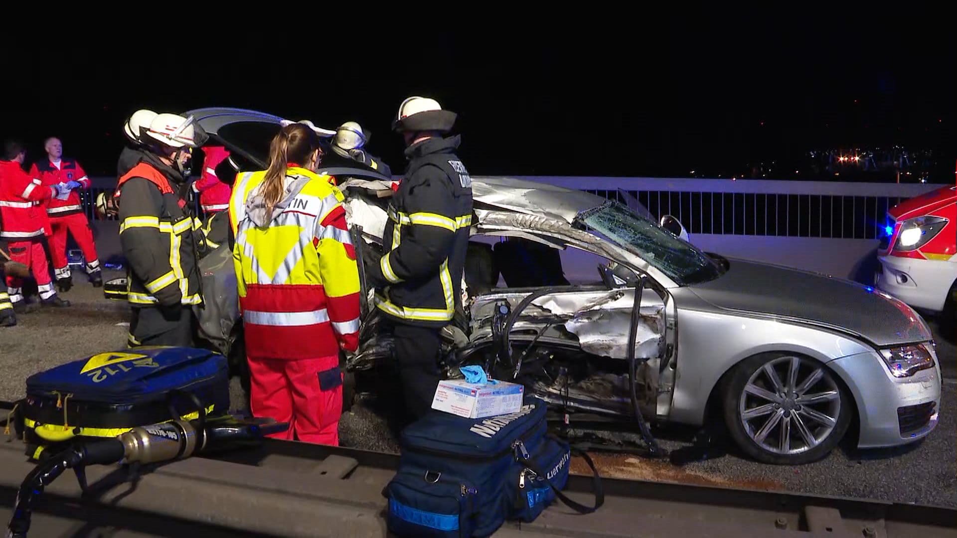 Unfall auf der Hamburger Köhlbrandbrücke: Der 24 Jahre alte Beifahrer starb, der 22 Jahre alte Fahrer wurde leicht verletzt.