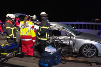 Unfall auf der Hamburger Köhlbrandbrücke: Der 24 Jahre alte Beifahrer starb, der 22 Jahre alte Fahrer wurde leicht verletzt.