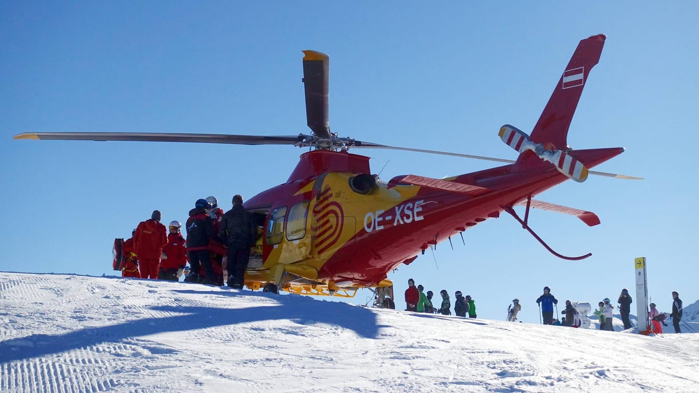 Bergrettung (Archivbild): Ein 54-jähriger Skifahrer aus Baden-Württemberg ist beim Skifahren in Österreich tödlich verunglückt.