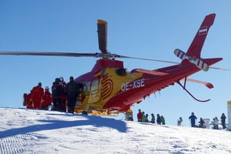 Bergrettung (Archivbild): Ein 54-jähriger Skifahrer aus Baden-Württemberg ist beim Skifahren in Österreich tödlich verunglückt.