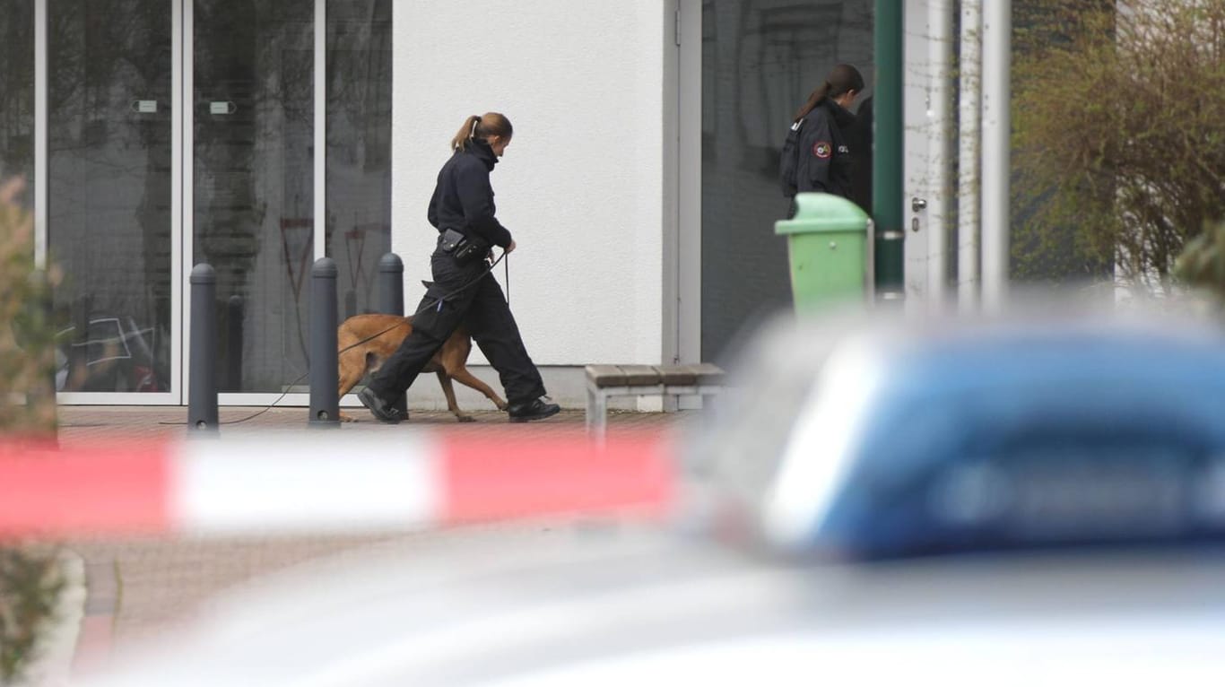 Bombendrohung im Saarland: In mehreren Städten evakuierte die Polizei Rathäuser und suchte mit Hunden nach Sprengstoff.