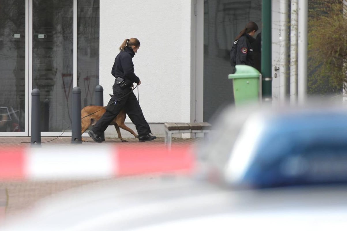 Bombendrohung im Saarland: In mehreren Städten evakuierte die Polizei Rathäuser und suchte mit Hunden nach Sprengstoff.