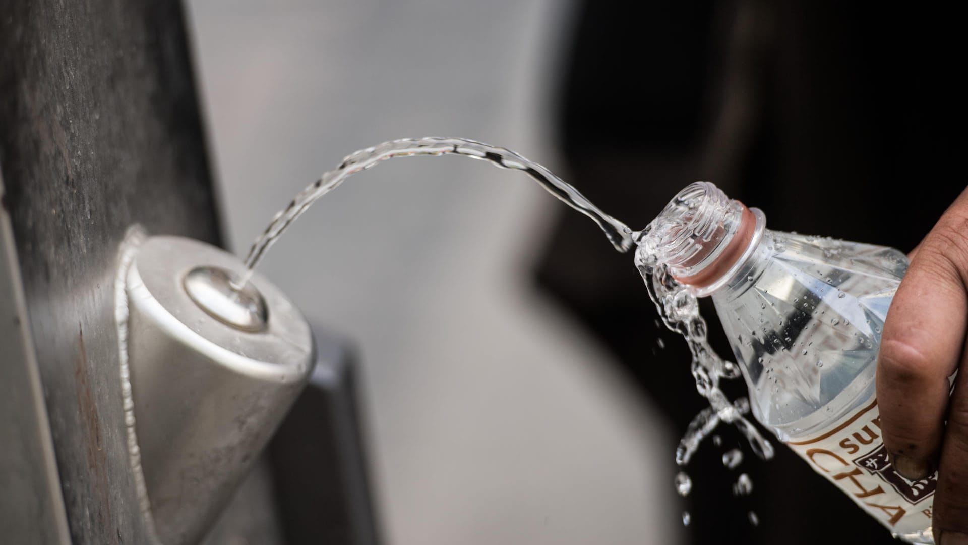 Trinkwasser: Häufig kann man es an öffentlichen Orten in eine eigene Flaschen abfüllen.