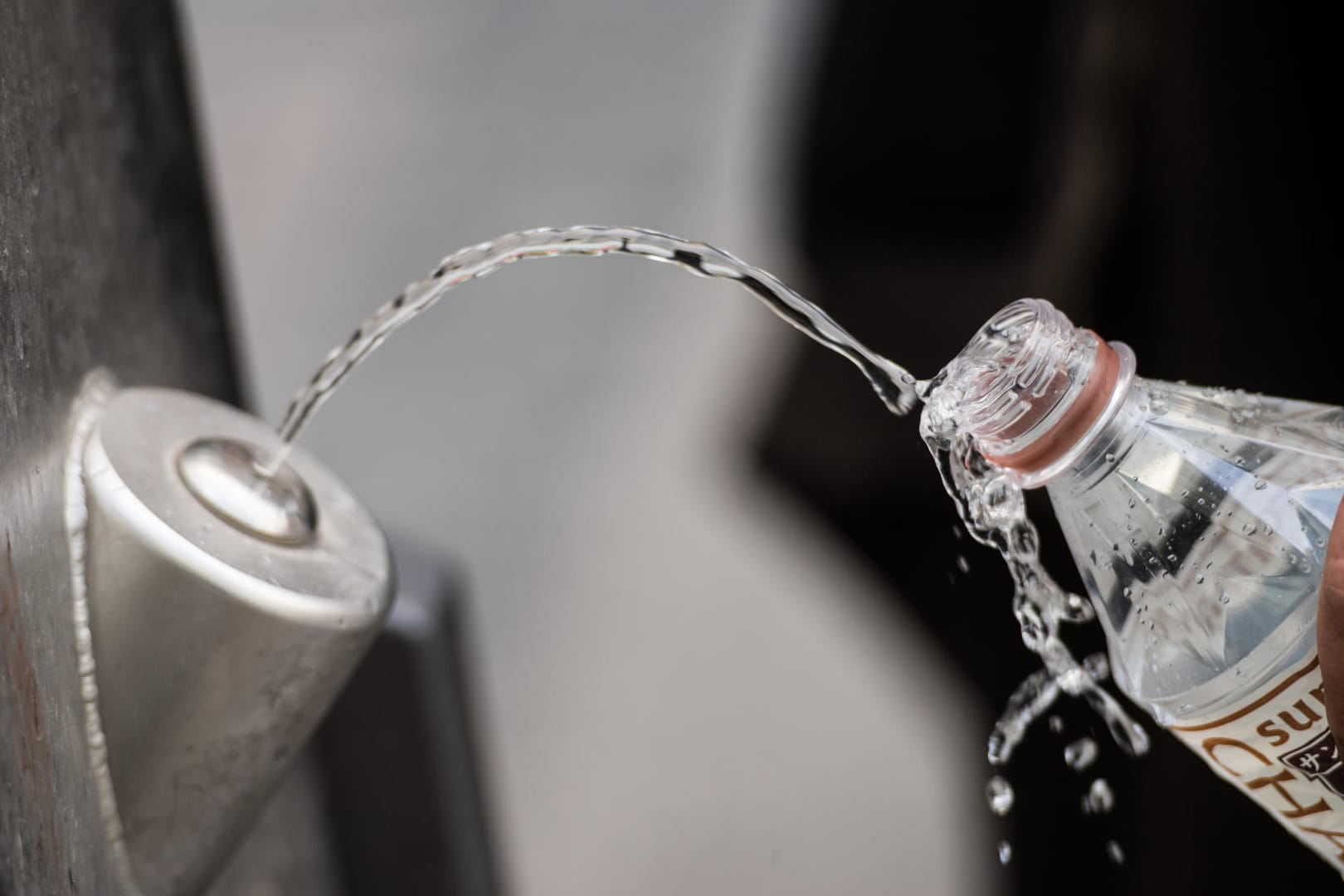 Trinkwasser: Häufig kann man es an öffentlichen Orten in eine eigene Flaschen abfüllen.