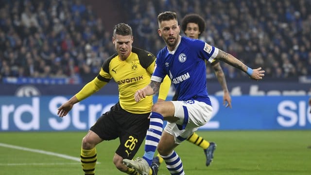 Guido Burgstaller (r) verlängerte seinen Vertrag beim FC Schalke 04 bis 2022. Guido Burgstaller (r) verlängerte seinen Vertrag beim FC Schalke 04 bis 2022.