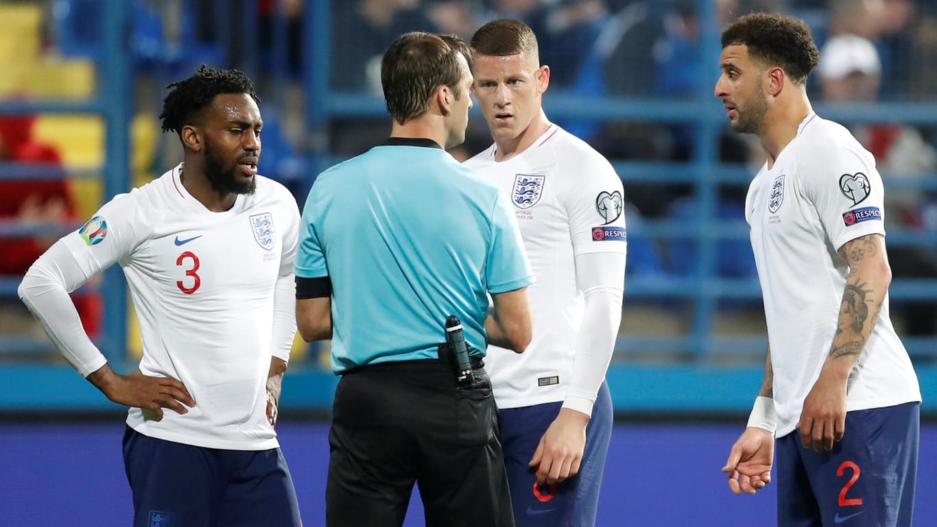 Englands Fußball-Stars Danny Rose (v. l.), Ross Barkley und Kyle Walker diskutieren mit Schiedsrichter Aleksey Kulbakov.