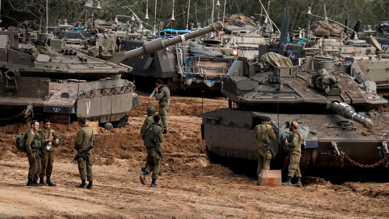 Israelische Soldaten an der Grenze zu Gaza: Israels Premierminister Netanjahu hat seine USA-Reise vorzeitig beendet.