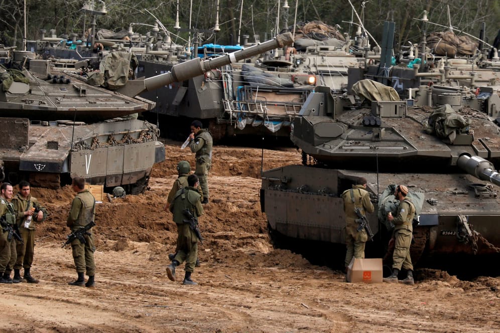 Israelische Soldaten an der Grenze zu Gaza: Israels Premierminister Netanjahu hat seine USA-Reise vorzeitig beendet.