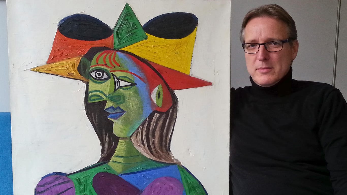 Amsterdam: Das Foto zeigt den niederländischen Kunstdetektiv Arthur Brand mit dem Gemälde "Buste de Femme" des spanischen Künstlers Pablo Picasso.