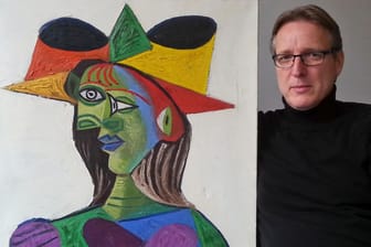 Amsterdam: Das Foto zeigt den niederländischen Kunstdetektiv Arthur Brand mit dem Gemälde "Buste de Femme" des spanischen Künstlers Pablo Picasso.