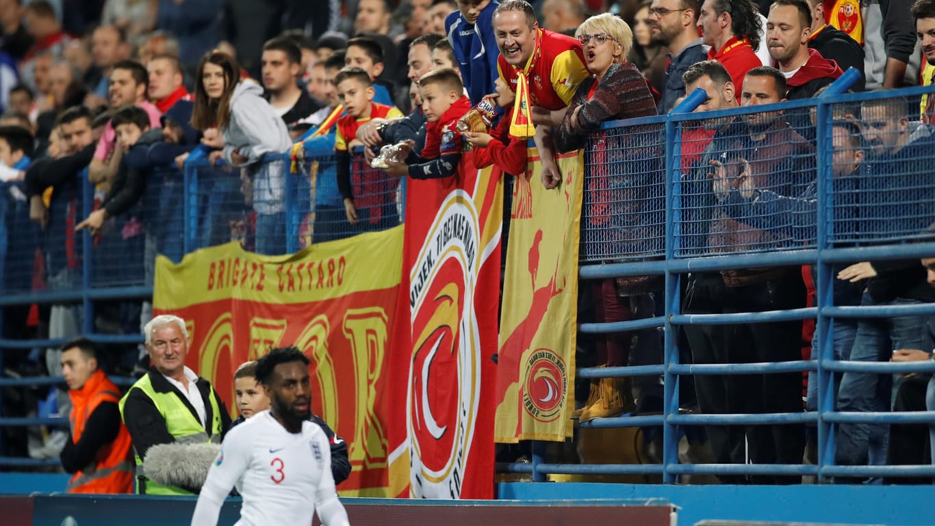 Fans der Nationalelf von Montenegro verhöhnen Englands Danny Rose.