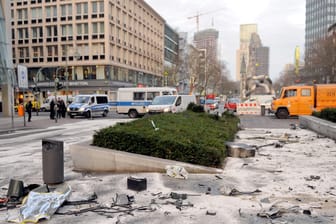 Wrackteile liegen nach dem illegalen Rennen am 1. Febuar 2016 auf der Tauentzienstraße: Mehr als drei Jahre nach dem Rennen sind die Verursacher des tödlichen Unfalls erneut als Mörder veurteilt worden.