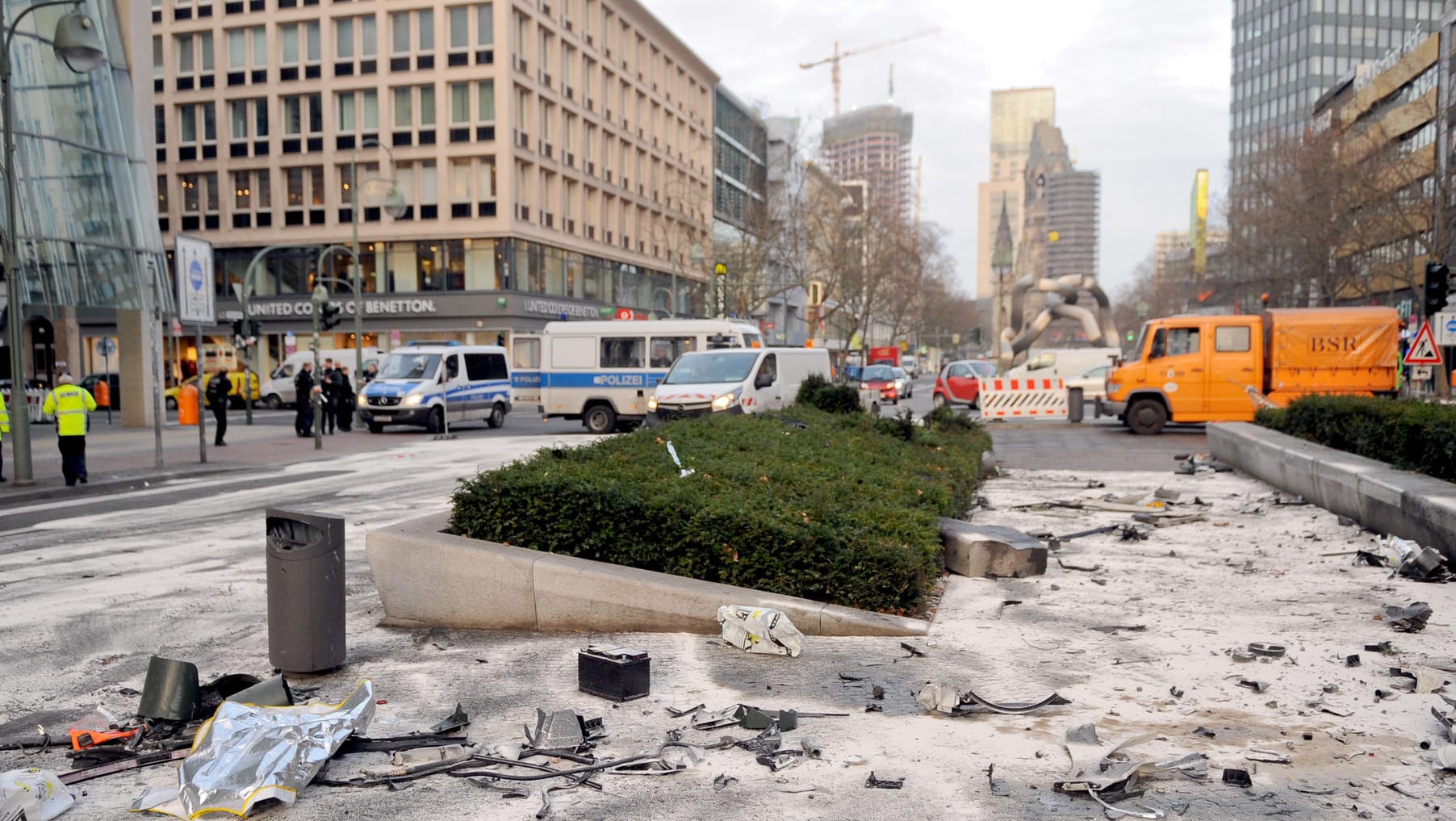 Wrackteile liegen nach dem illegalen Rennen am 1. Febuar 2016 auf der Tauentzienstraße: Mehr als drei Jahre nach dem Rennen sind die Verursacher des tödlichen Unfalls erneut als Mörder veurteilt worden.