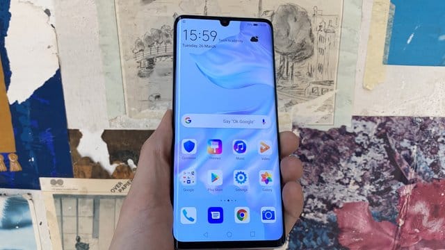Im Inneren setzt Huawei weitgehend auf die schon vom Mate 30 bekannte Hardware wie den Prozessor Kirin 980 oder einen Fingerabdrucksensor im Display. Im Inneren setzt Huawei weitgehend auf die schon vom Mate 30 bekannte Hardware wie den Prozessor Kirin 980 oder einen Fingerabdrucksensor im Display.