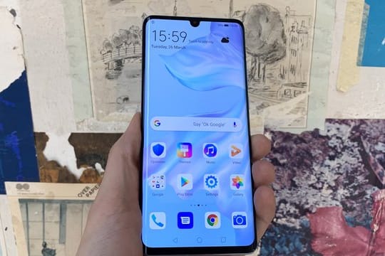 Im Inneren setzt Huawei weitgehend auf die schon vom Mate 30 bekannte Hardware wie den Prozessor Kirin 980 oder einen Fingerabdrucksensor im Display.