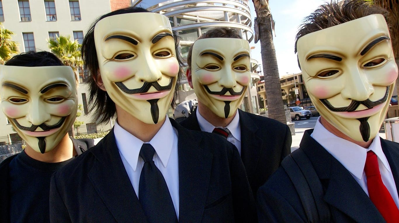 Hacktivisten: Durch Masken von Guy Fawkes haben ganz unterschiedliche Gruppen und Einzelpersonen "Anonymous" ein Erkennungszeichen gegeben. Die Bewegung ist aus einem Imageboard entstanden und seit 2008 mit politischen Aktionen im Netz aufgefallen. In den vergangenen Jahren war es ruhiger darum geworden.