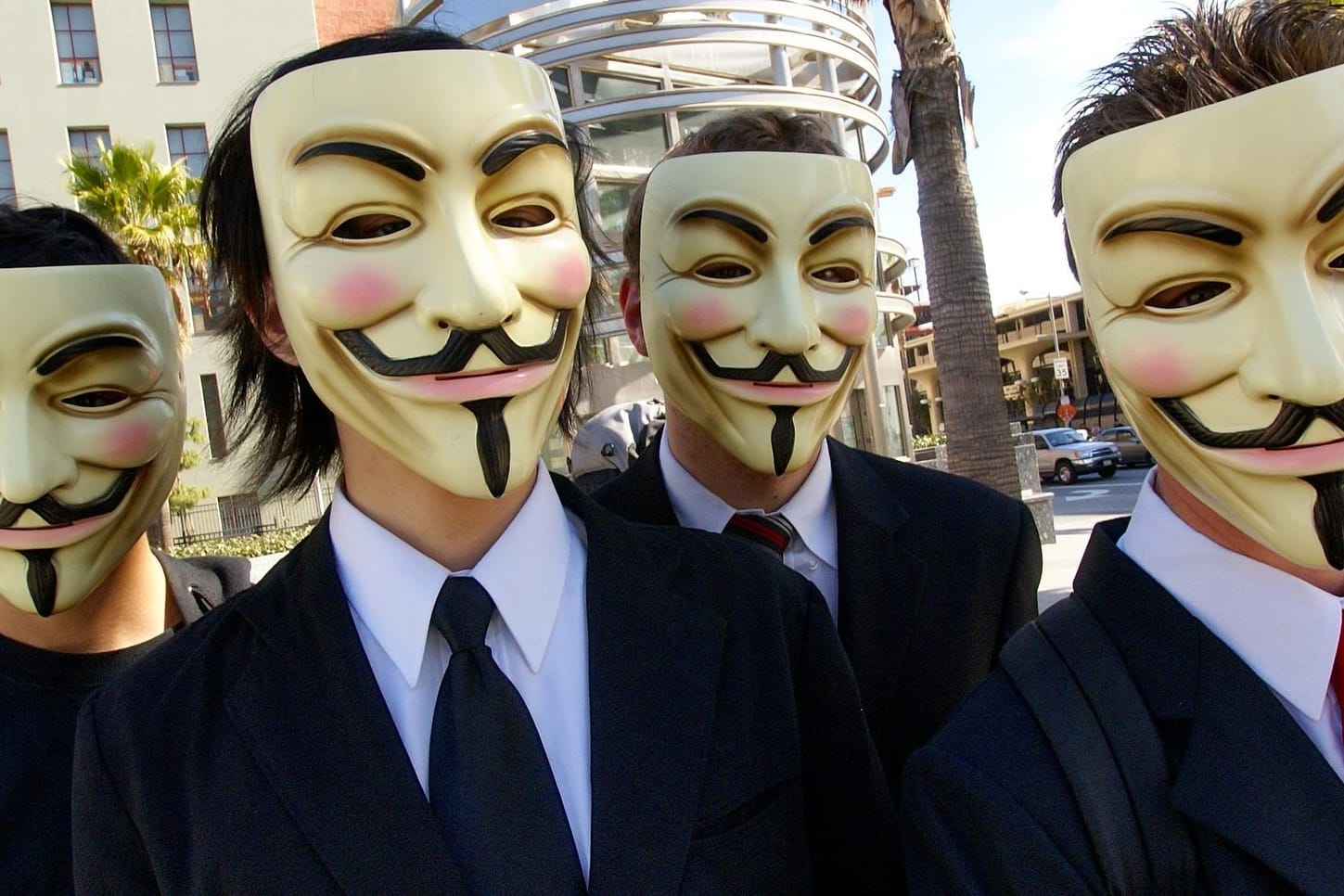 Hacktivisten: Durch Masken von Guy Fawkes haben ganz unterschiedliche Gruppen und Einzelpersonen "Anonymous" ein Erkennungszeichen gegeben. Die Bewegung ist aus einem Imageboard entstanden und seit 2008 mit politischen Aktionen im Netz aufgefallen. In den vergangenen Jahren war es ruhiger darum geworden.