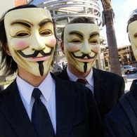 Hacktivisten: Durch Masken von Guy Fawkes haben ganz unterschiedliche Gruppen und Einzelpersonen "Anonymous" ein Erkennungszeichen gegeben. Die Bewegung ist aus einem Imageboard entstanden und seit 2008 mit politischen Aktionen im Netz aufgefallen. In den vergangenen Jahren war es ruhiger darum geworden.