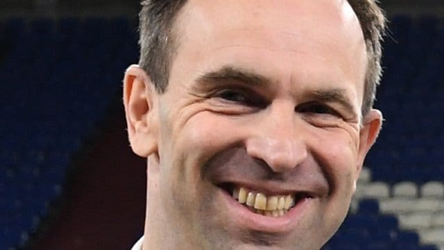 Alexander Jobst, Vorsitzender Marketing und Kommunikation vom FC Schalke 04, betrachtet Trainer Stevens als eine Art Allheilmittel. Alexander Jobst, Vorsitzender Marketing und Kommunikation vom FC Schalke 04, betrachtet Trainer Stevens als eine Art Allheilmittel.