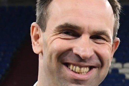 Alexander Jobst, Vorsitzender Marketing und Kommunikation vom FC Schalke 04, betrachtet Trainer Stevens als eine Art Allheilmittel.