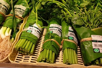 Kampf gegen Plastik: In Bananenblätter eingewickelt wird Gemüse im Supermarkt "Rimping" in Thailand zum Verkauf angeboten.